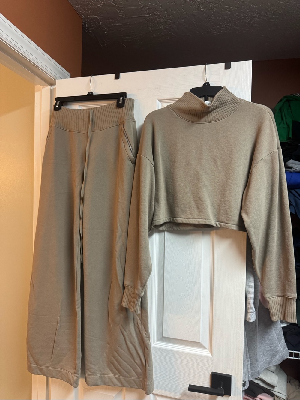 Alo Cropped Turtleneck Sweatshirt & Wide-Leg Pants Set - Taupe